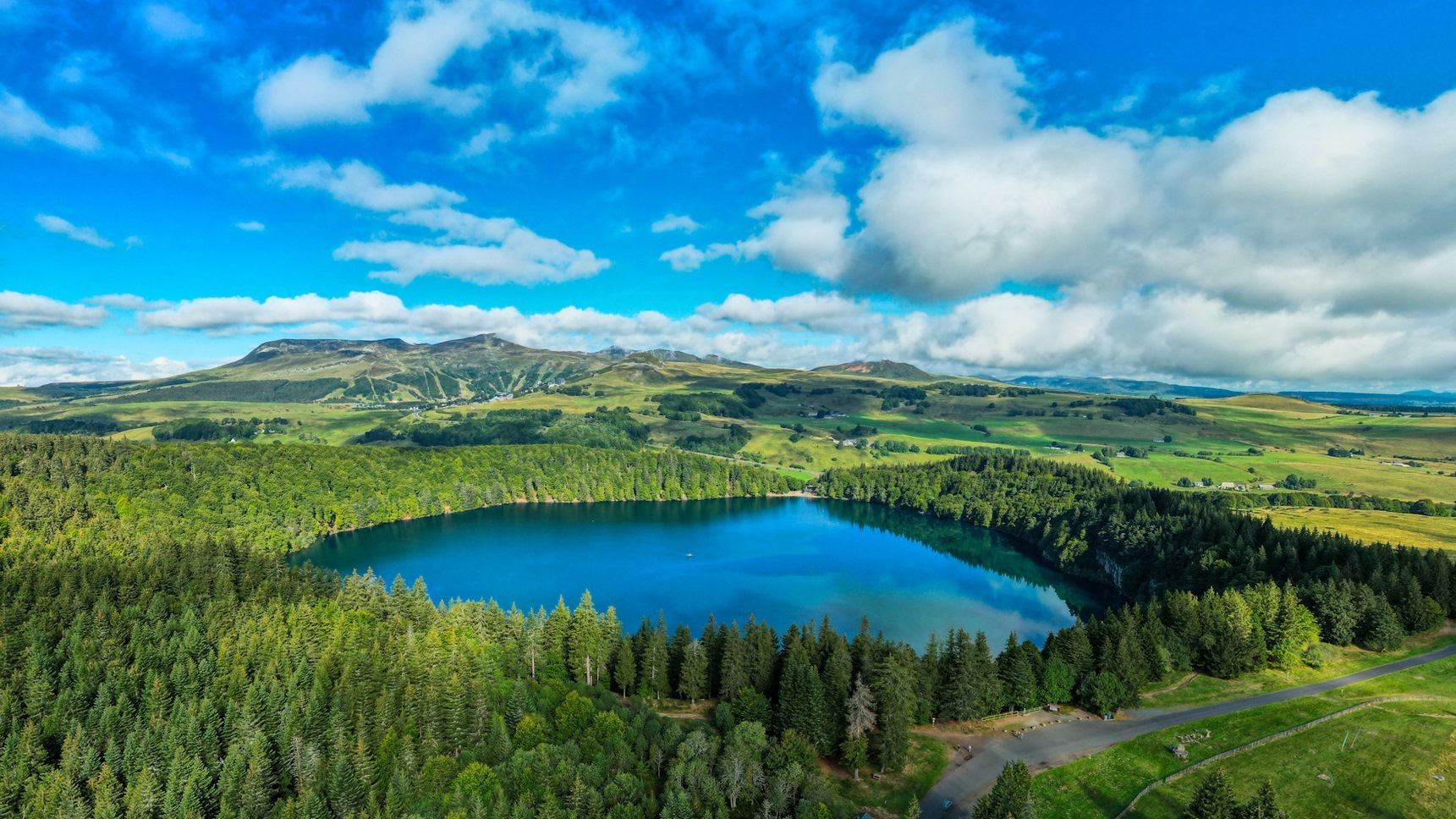Sancy, vue aérienne sur le Lac Pavin et les sommets du Sancy