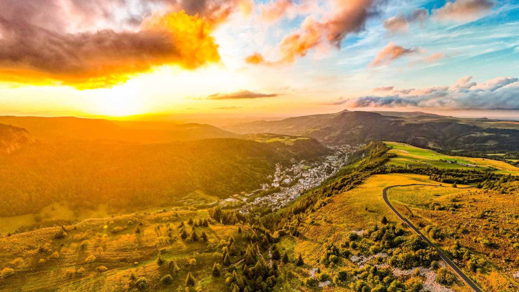 Dans le Sancy, coucher de soleil sur la ville du Mont Dore