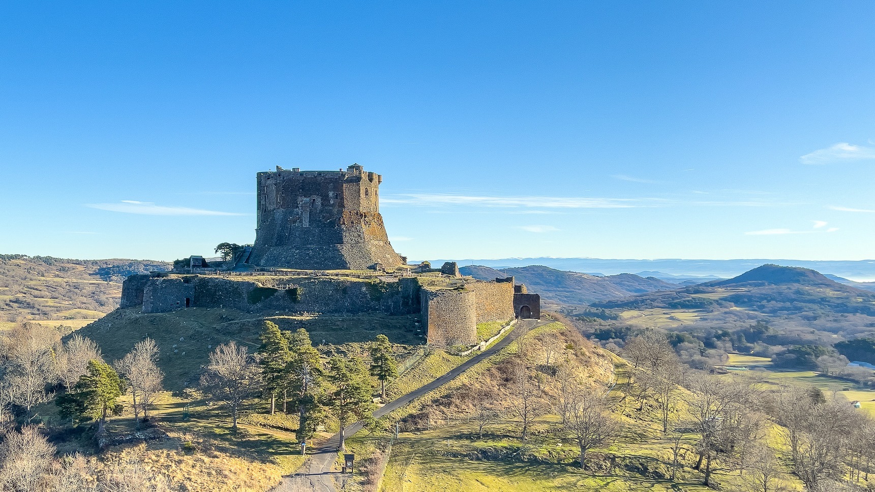 Massif du Sancy, le chateau médiéval de Murol, porte d'entrée du Sancy