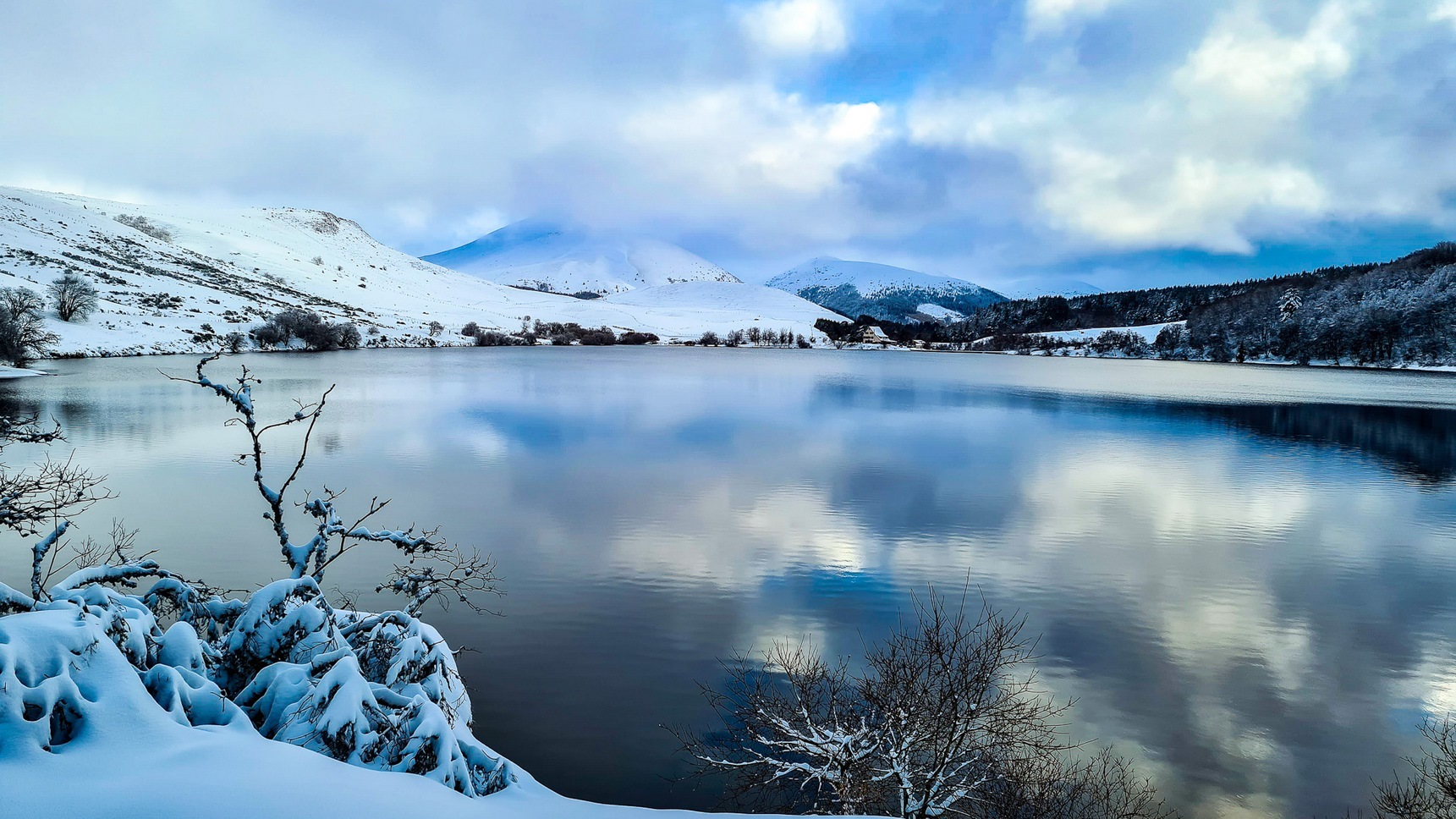 Dans le Sancy, le Lac de Guery, plus haut lavc du Massif du Sancy