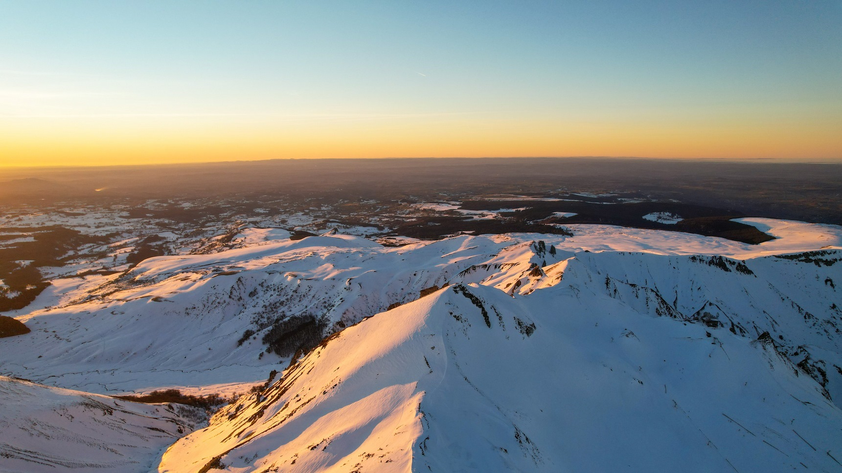 Dans le Sancy, vue aérienne du Puy de Sancy
