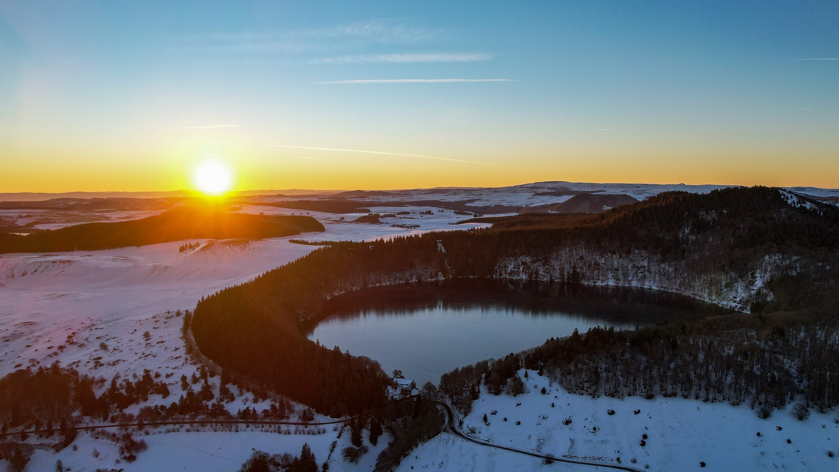 Massif du Sancy, lever de soleil sur le Lac Pavin