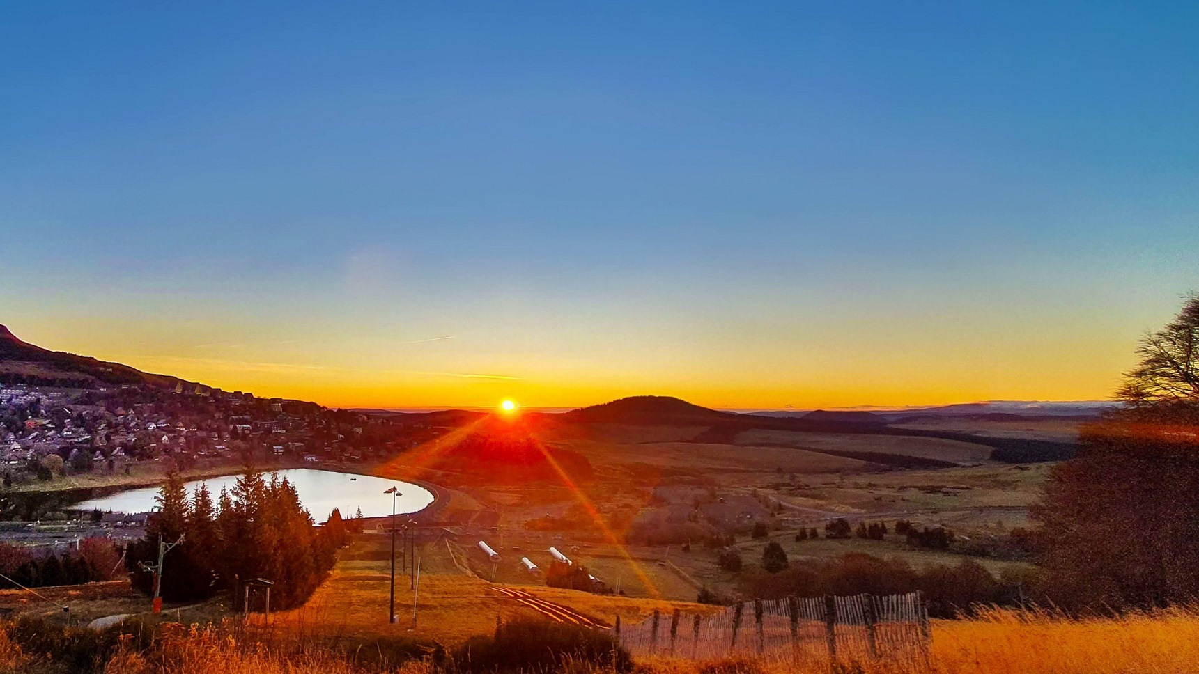Massif du Sancy, lever de soleil sur Super Besse