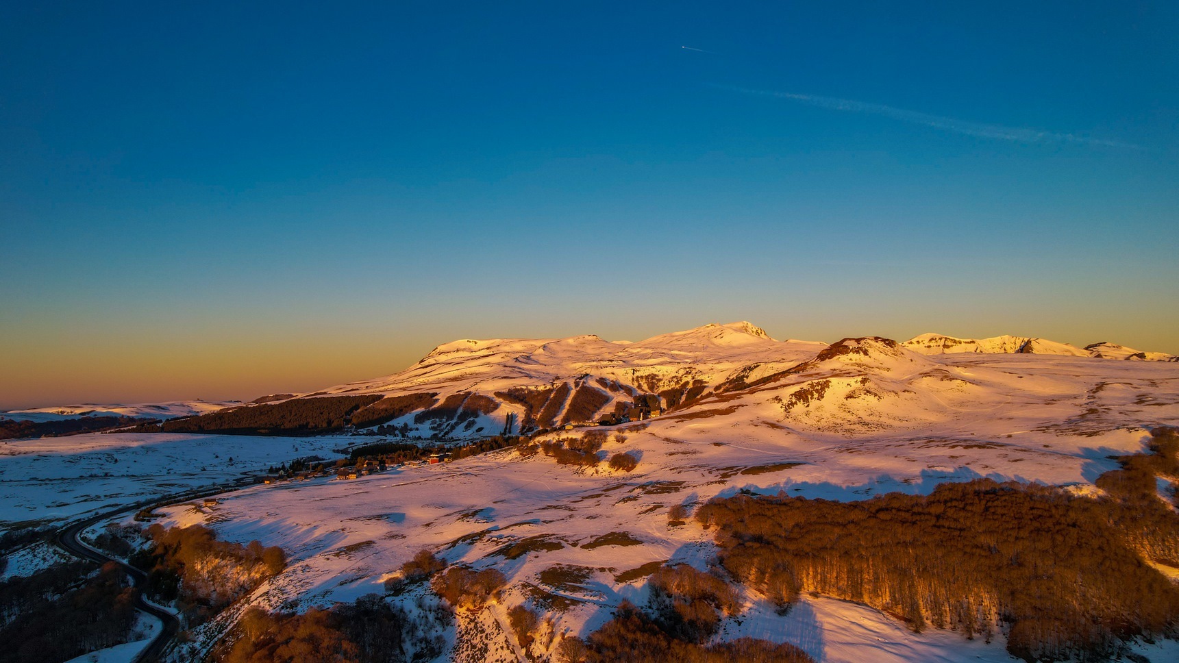Dans le Sancy, panorama sur les sommets du massif du Sancy enneigés
