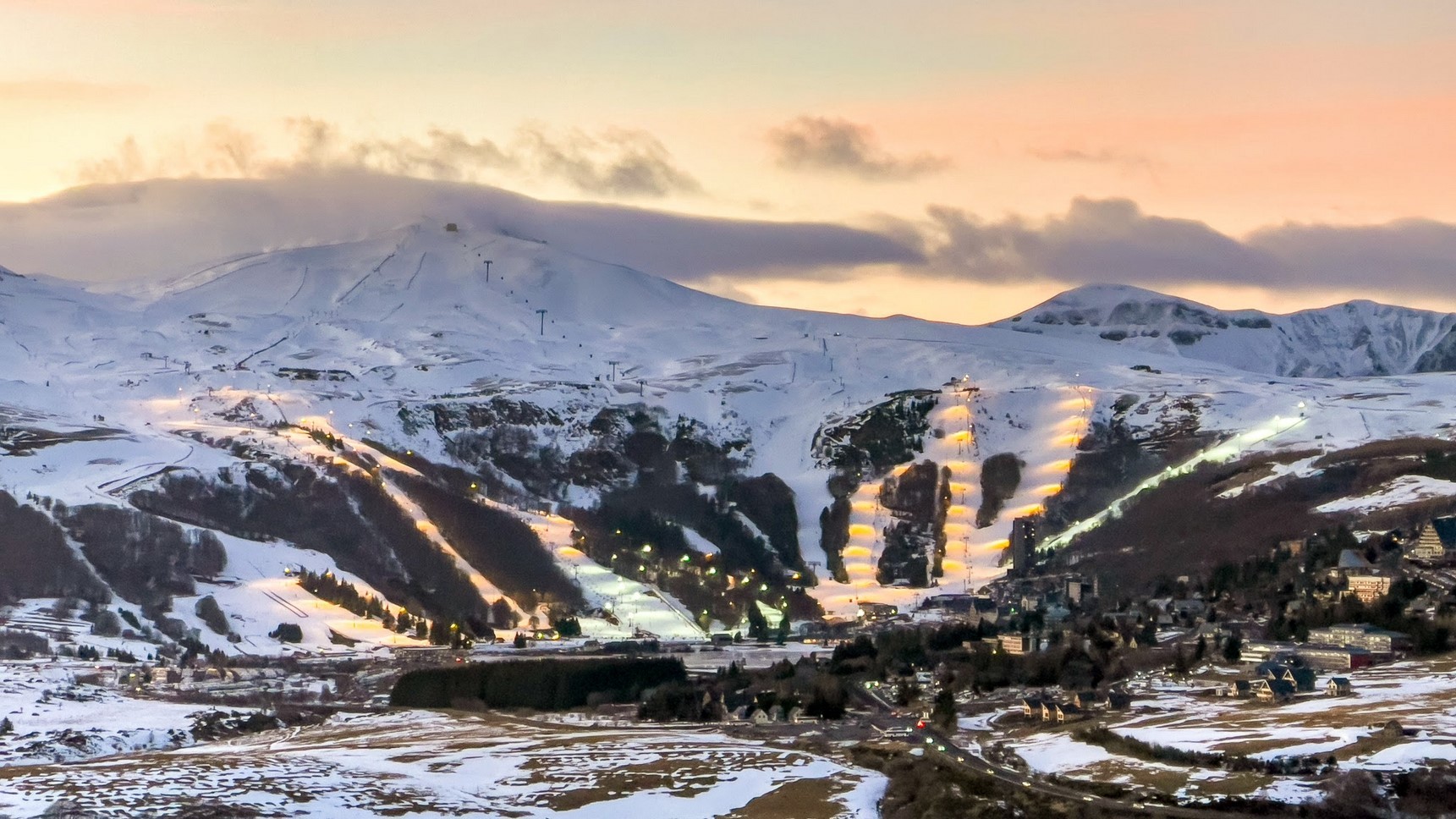 Au sommet du Puy de Montchal dans le Massif du Sancy, coucher de soleil