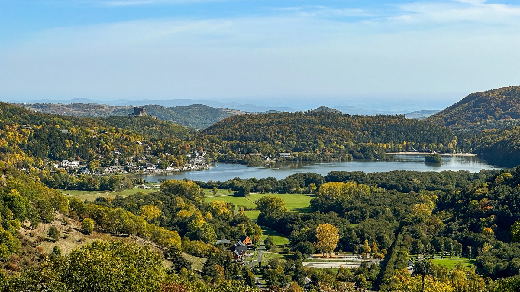 Le Lac Chambon sous ses couleurs automnales. Belle vue sur le château de Murol. Découvrez le Lac Chambon,