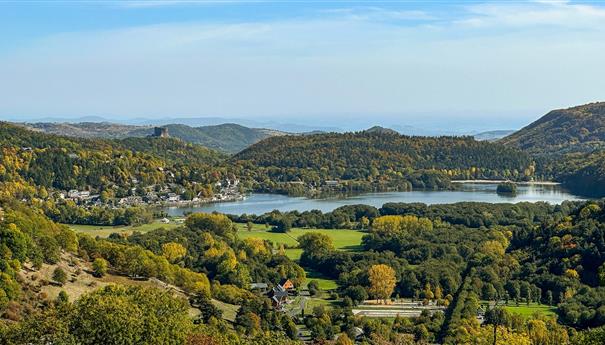Le Lac Chambon sous ses couleurs automnales. Belle vue sur le château de Murol. Découvrez le Lac Chambon,