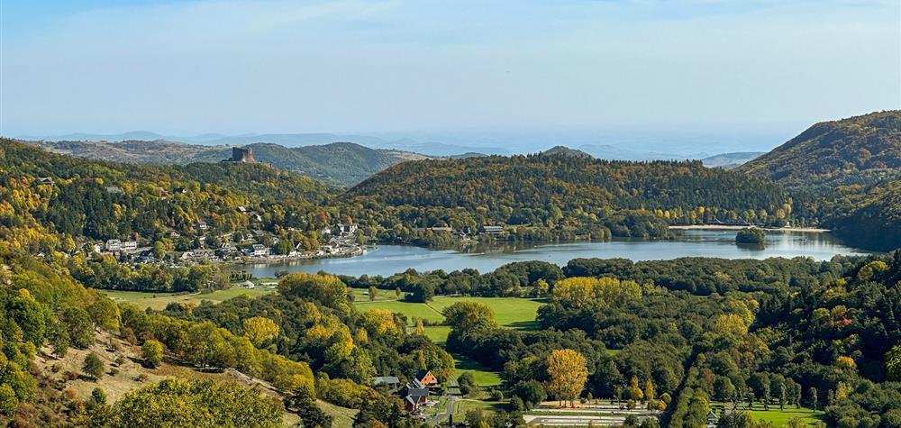 Le Lac Chambon sous ses couleurs automnales. Belle vue sur le château de Murol. Découvrez le Lac Chambon,