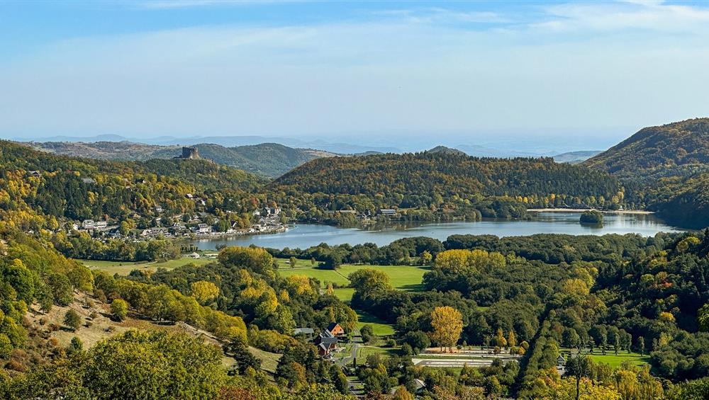 Auvergne, Le Lac Chambon sous ses couleurs automnales. Belle vue sur le château de Murol. Découvrez le Lac Chambon, lac d'Altitude dans le Puy de Dome