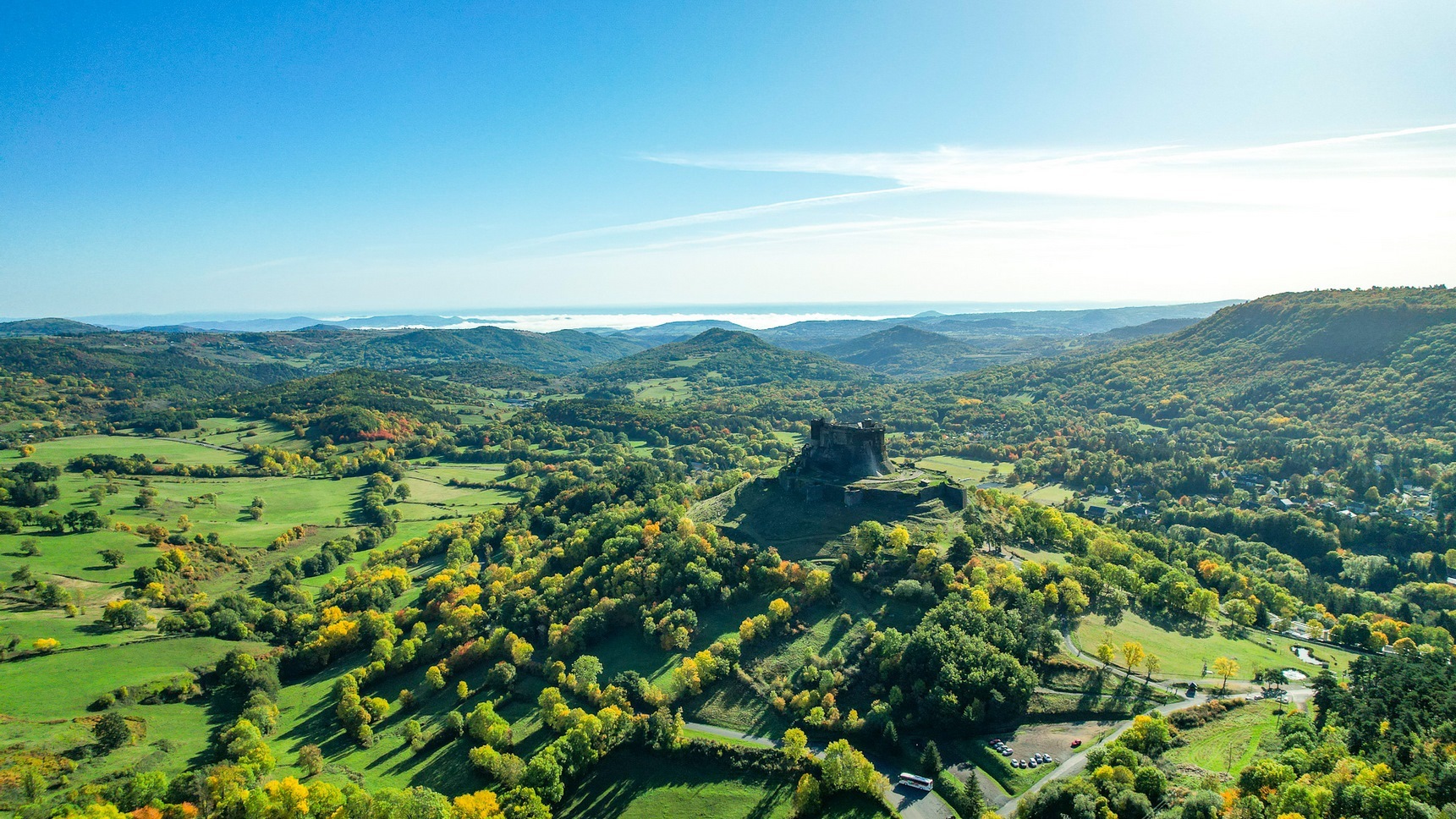 Le chateau de Murol sur son promontoire rocheux domine la campagne auvergnate
