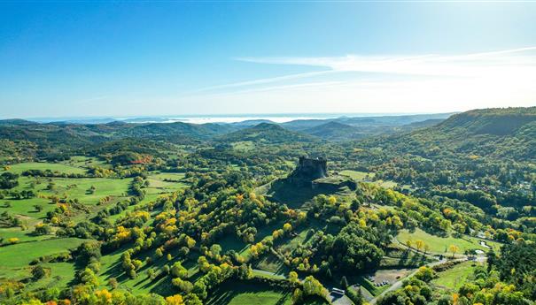 Le chateau de Murol sur son promontoire rocheux domine la campagne auvergnate