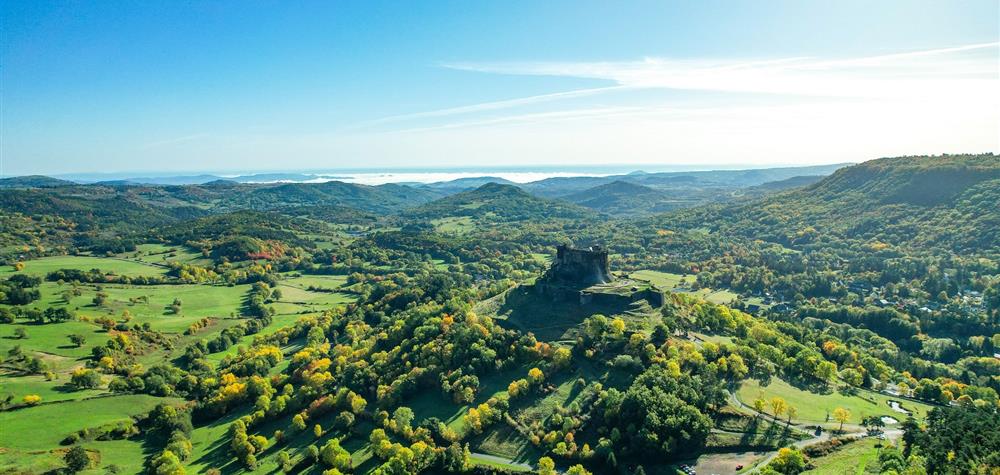 Le chateau de Murol sur son promontoire rocheux domine la campagne auvergnate