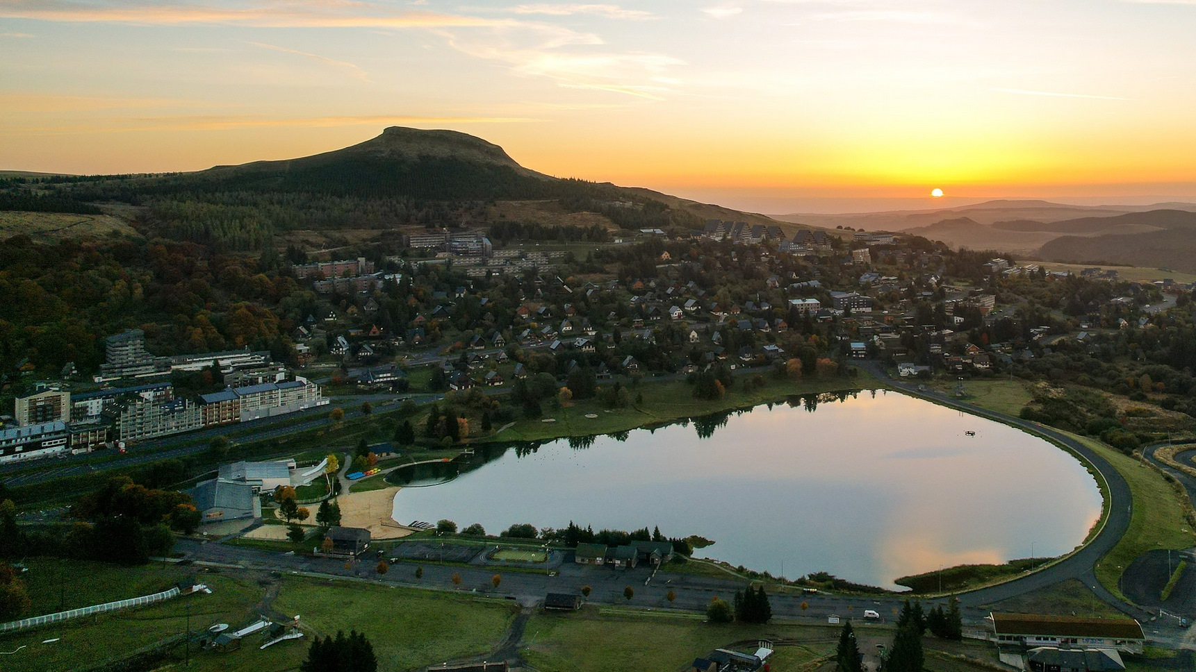 Super Besse, Lever de soleil sur la station de Super Besse sous les couleurs automnales