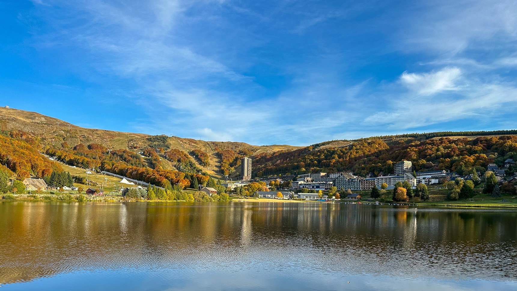 Super Besse à l'arrière saison, couleurs automnales sur la station de Super Besse