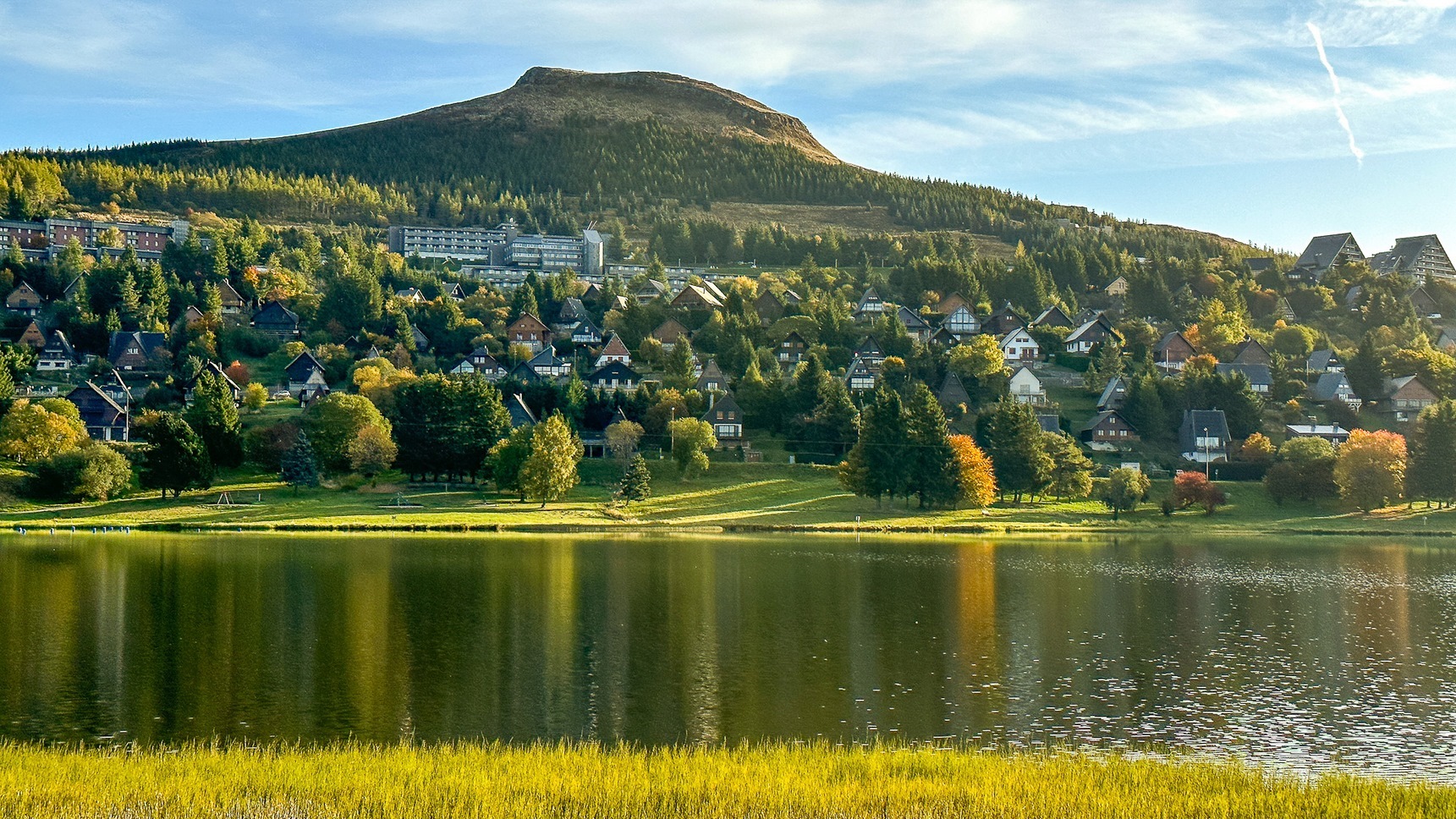 Super Besse, le village de chalets de Super Besse sous les couleurs de l,Automne