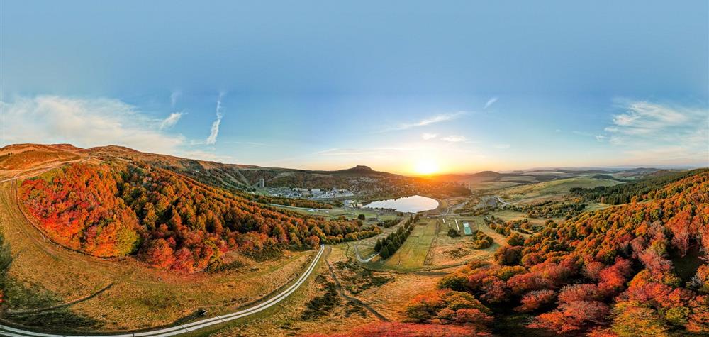 Super Besse, couleurs uniques des arbres de la station de Super Besse au lever de soleil en Septembre - Octobre