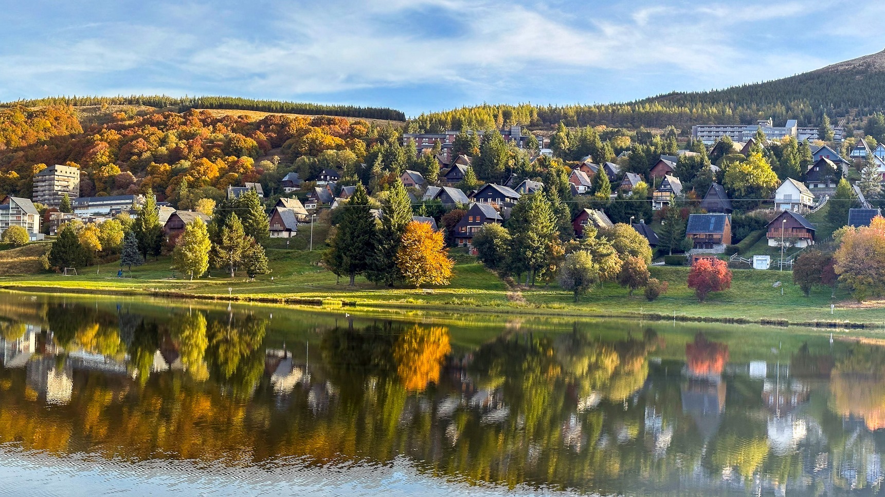Super Besse a l'Automne, jolis reflets sur le Lac des Hermines à Super Besse