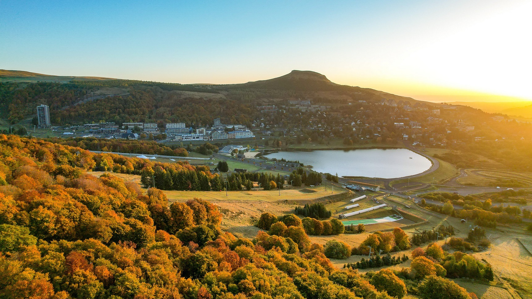 Super Besse, magnifique lever de soleil sous les couleurs automnales à Super Besse