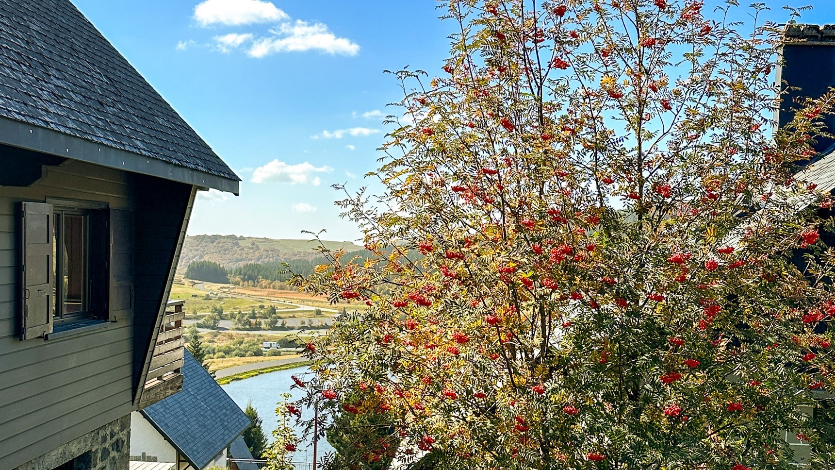 Super Besse, découvrez le Chalet Cascade, chalet avec vue à Super Besse, sous les couleurs de l'Automne