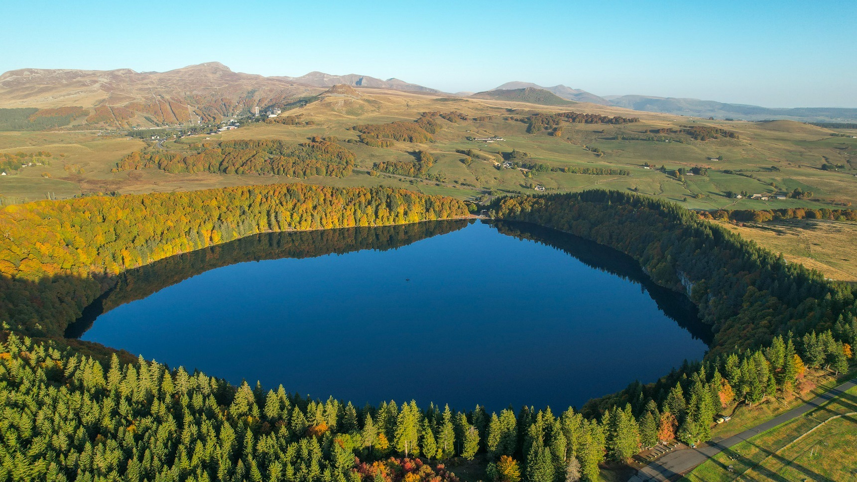 Autour de Super Besse, le Lac Pavin, Lac a découvrir proche de la station de Super Besses