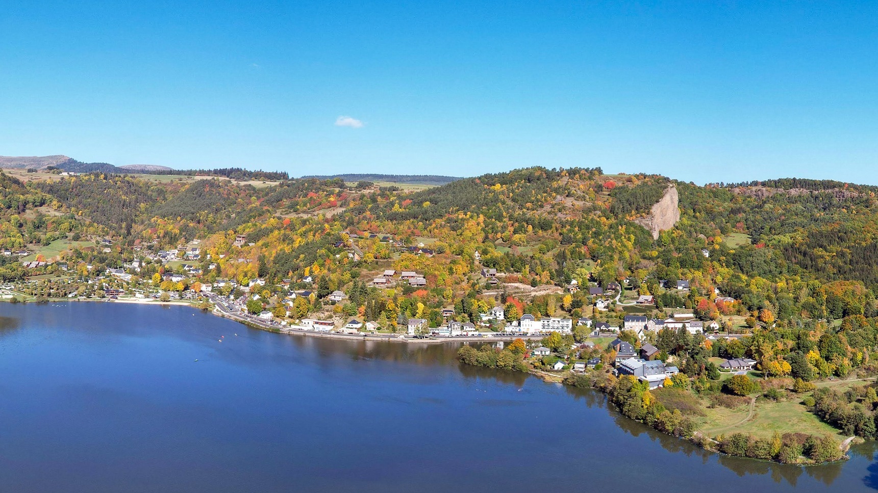 Autour de Super Besse, panorama sur le Lac Chambon