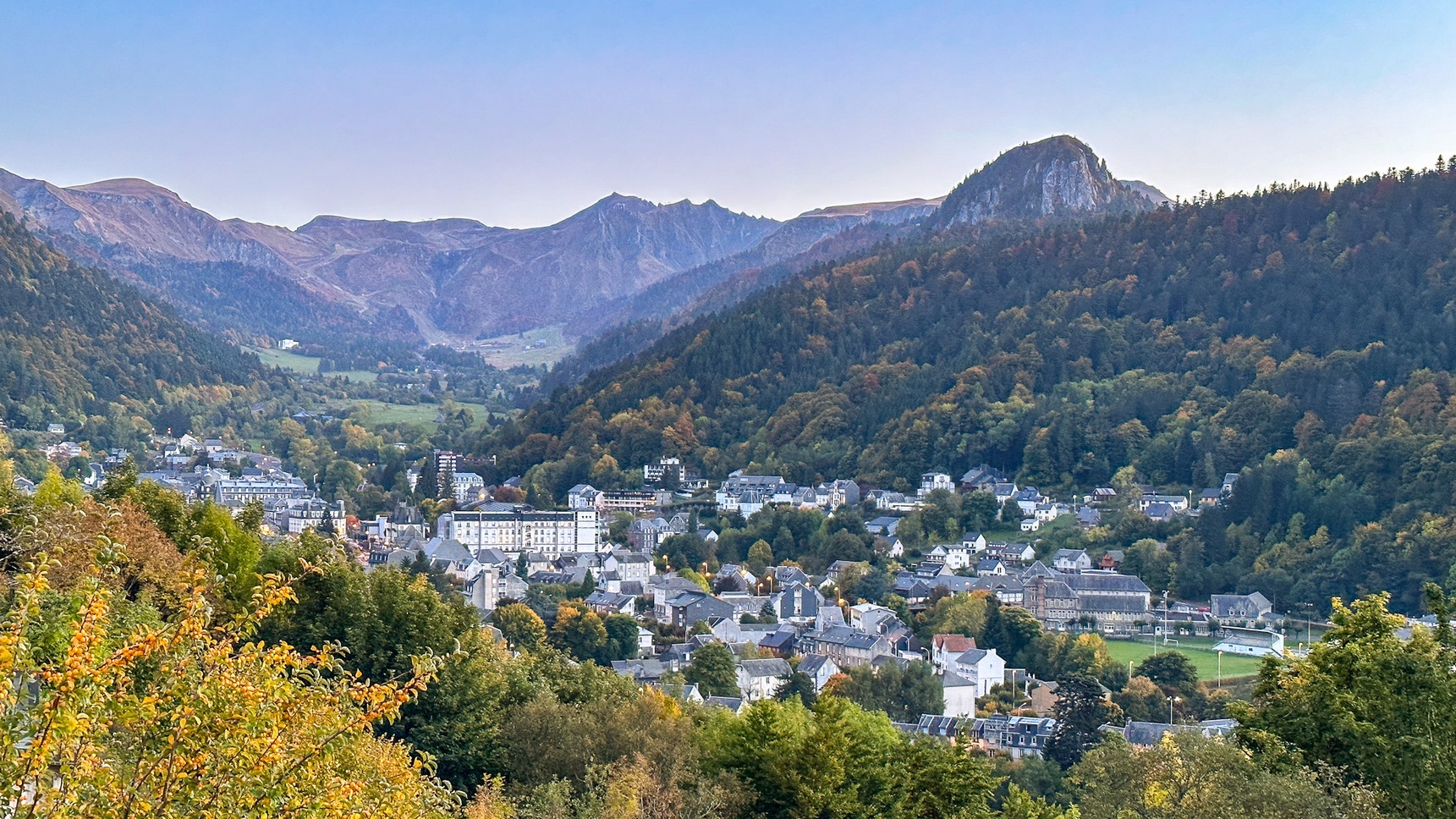 Autour de Super Besse, découvrez la Ville Thermale du Mont Dore au cœur de la Vallée de la Dordogne.