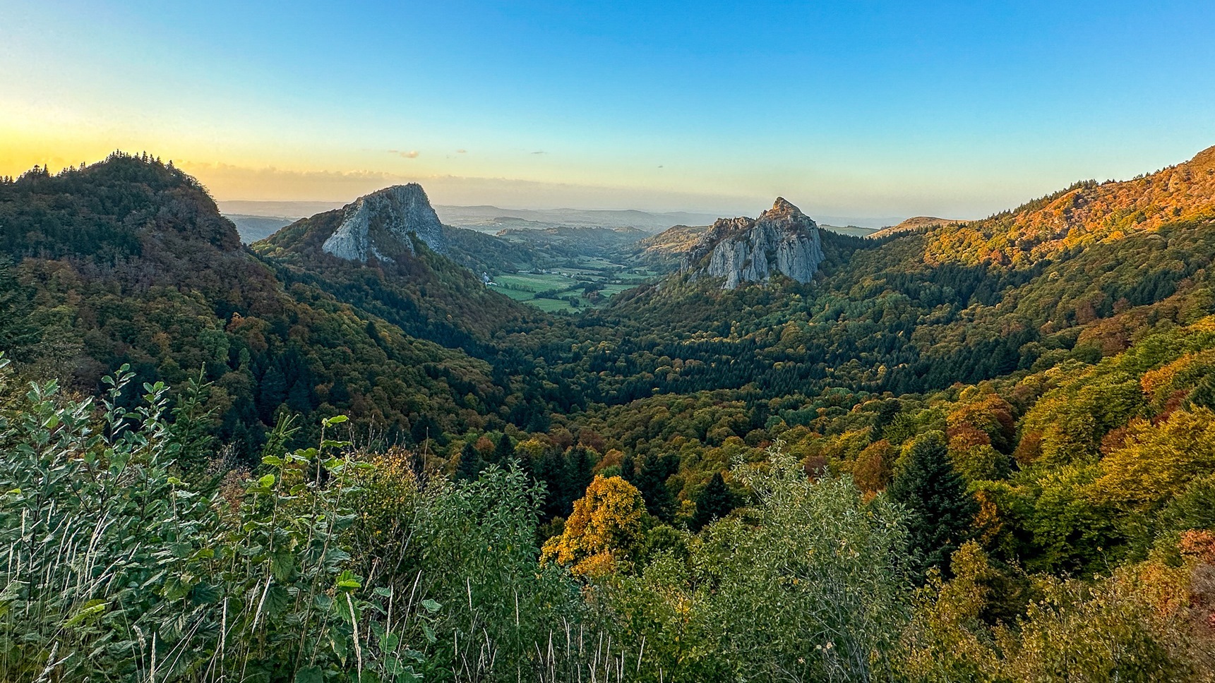 Les roches Tuilier et Sanadoire sous les couleurs d'Automne