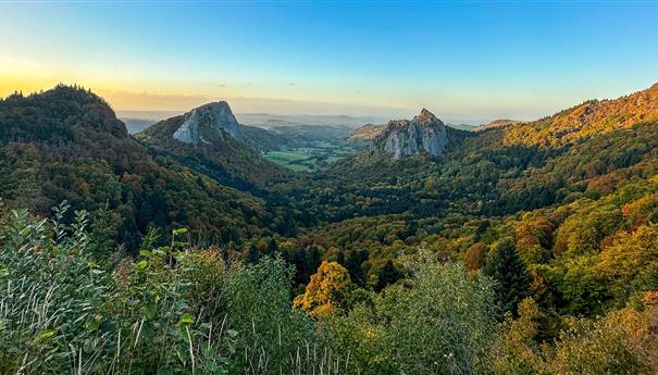 Les roches Tuilier et Sanadoire sous les couleurs d'Automne