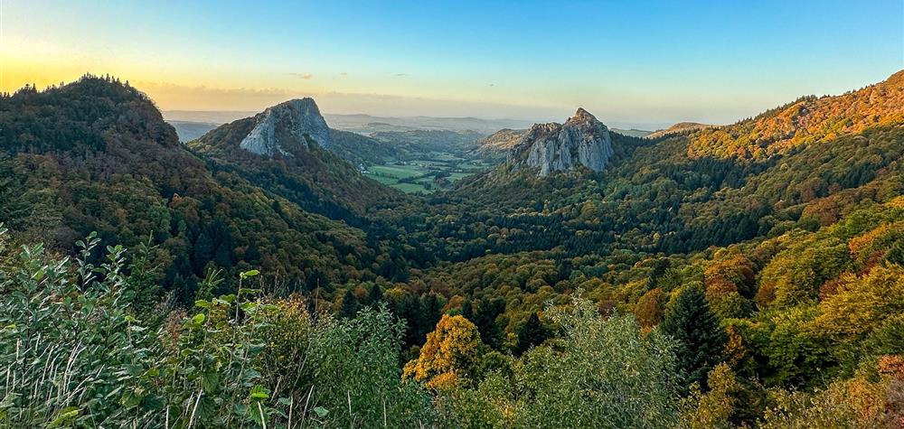 Les roches Tuilier et Sanadoire sous les couleurs d'Automne
