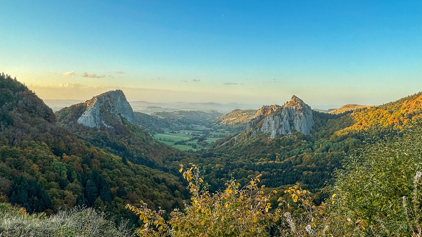 Les Roches Tuiliere et Sanadoire a l'Automne au coucher du soleil