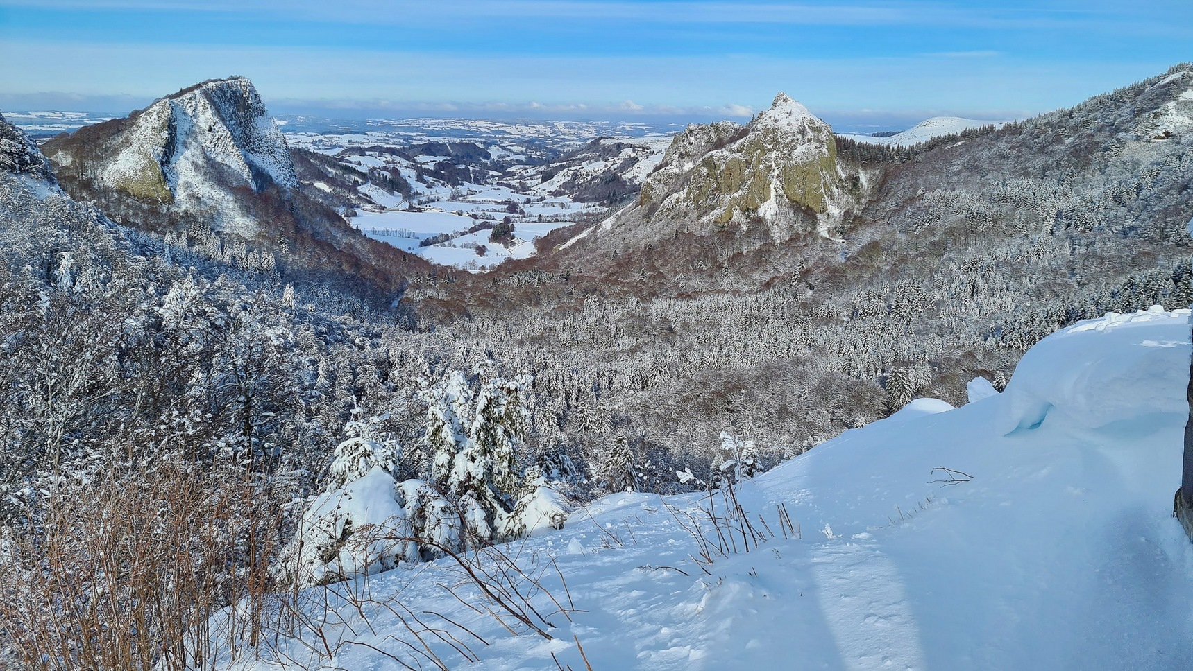 Sous la Neige, les célèbres Roches Tuiliere et Sanadoire