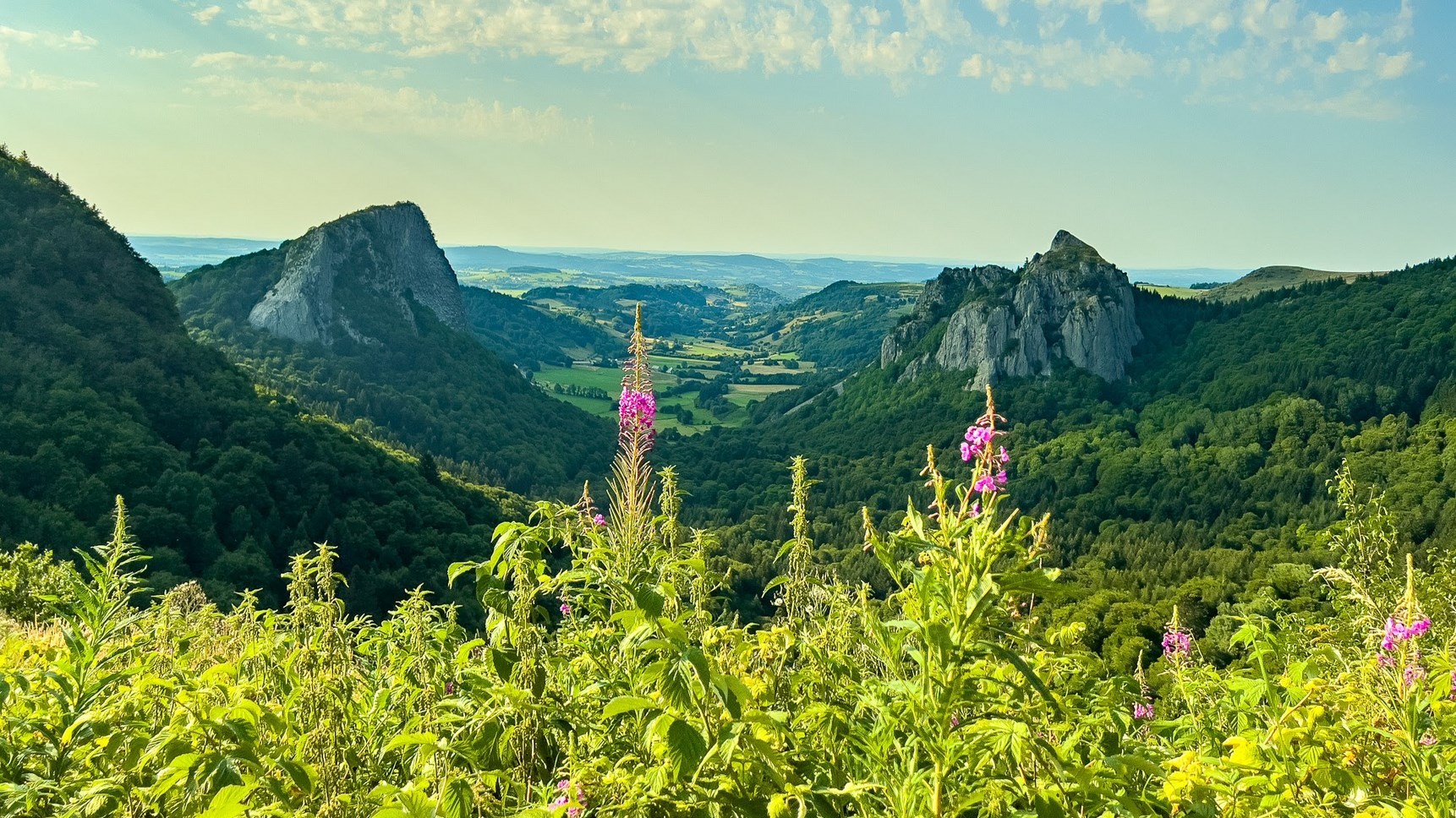 Durant l'été, panorama sur les Roches Tuilières et Sanadoire