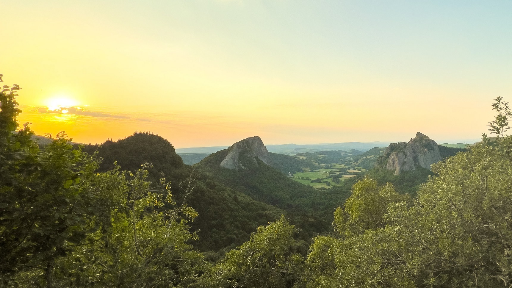 Coucher de Soleil sur les Roches de Tuiliere et Sanadoire