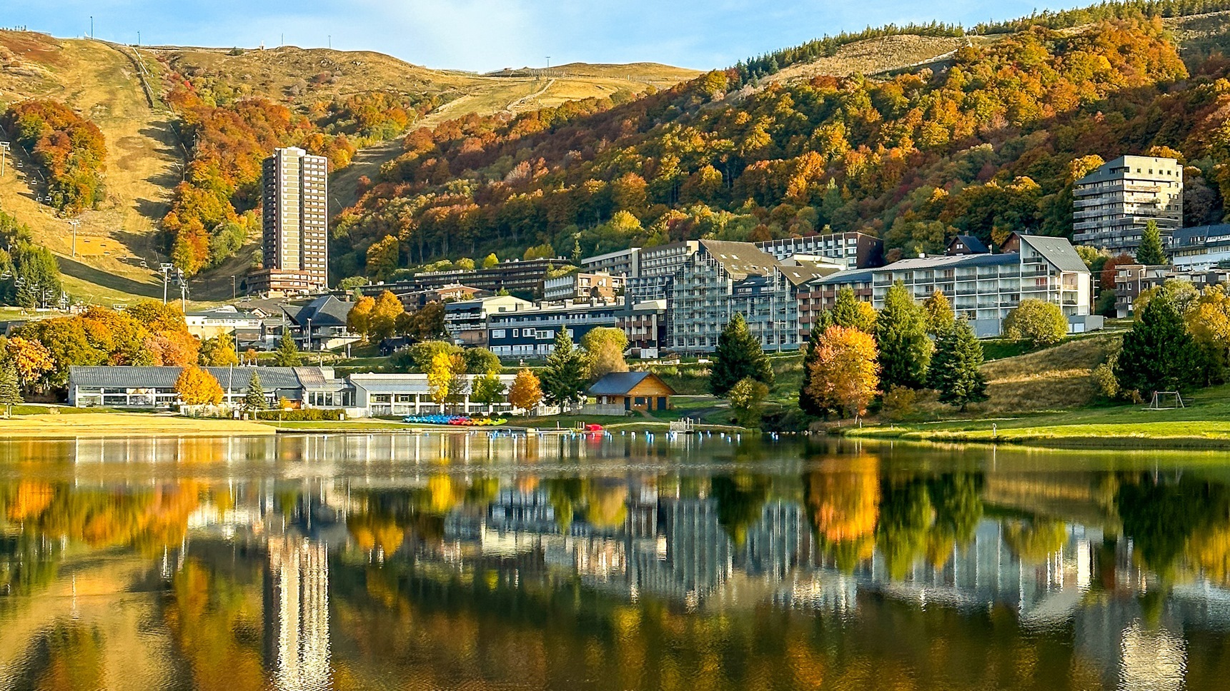 Super Besse, les magnifiques couleurs de l'Automne sur le Lac des Hermines à Super Besse