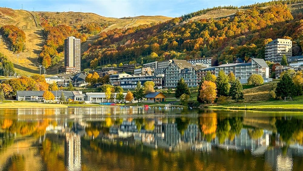 Super Besse, les magnifiques couleurs de l'Automne sur le Lac des Hermines à Super Besse