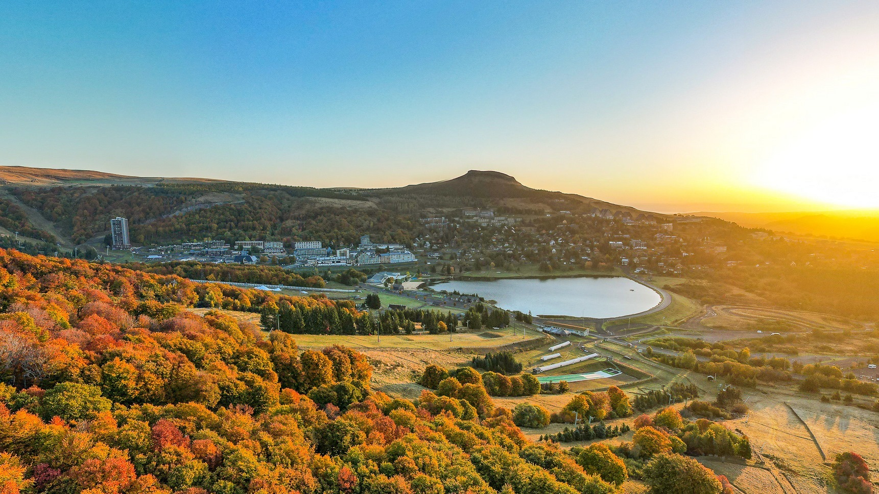 Super Besse, lever de soleil à Super Besse en Octobre, magnifiques couleurs d'Automne