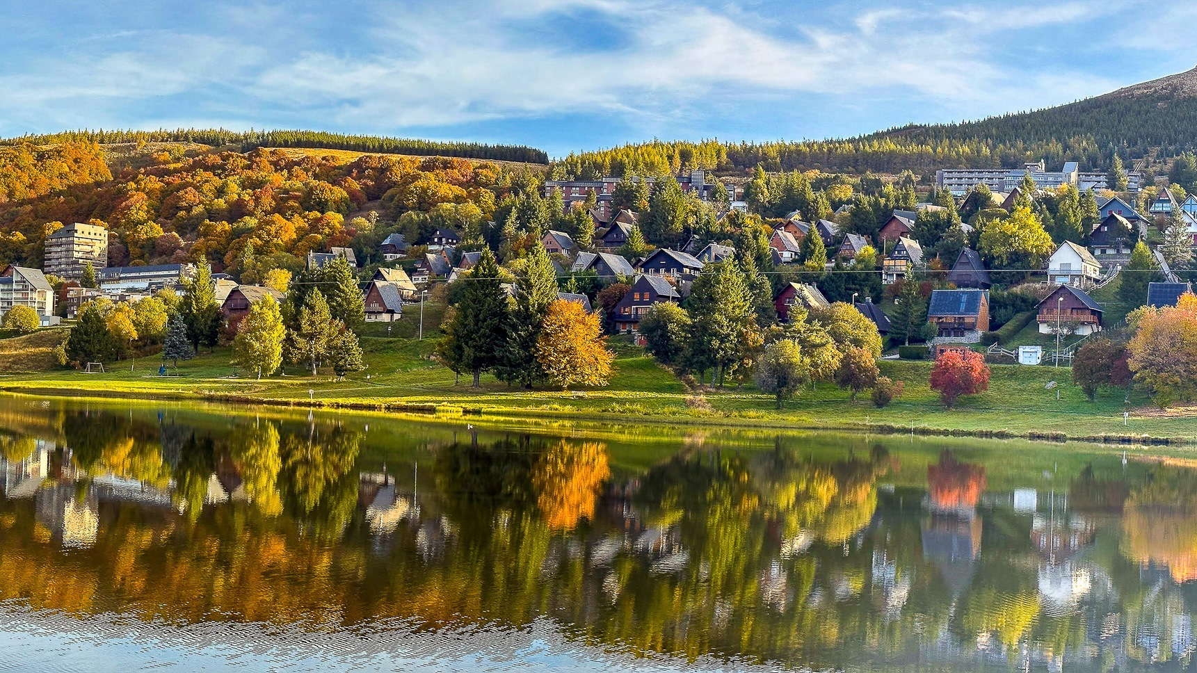 Super Besse a l'Automne, jolis reflets sur le Lac des Hermines à Super Besse
