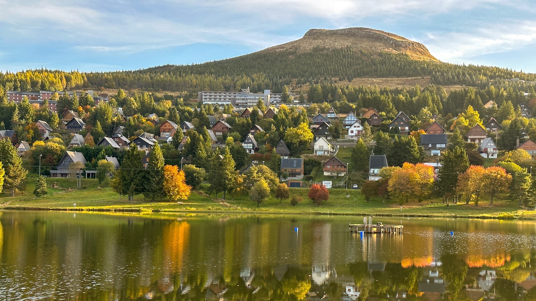Super Besse, le Village de chalets à Super Besse sous les couleurs automnales