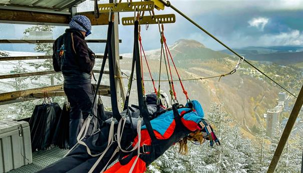 Découvrez la Tyrolienne de Super Besse, descente en duo vers le Lac des Hermines