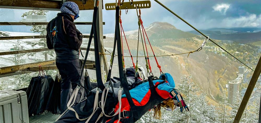 Découvrez la Tyrolienne de Super Besse, descente en duo vers le Lac des Hermines