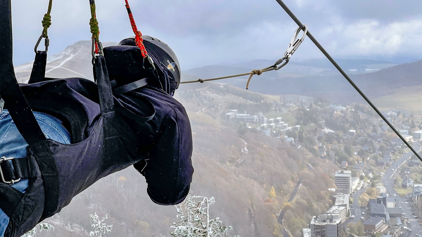 Tyrolienne Super Besse: prêt à partir du point de départ de la Tyrolienne