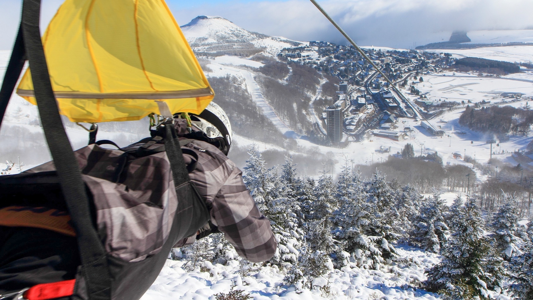 Point de Départ de la Tyrolienne de Super Besse en Hiver