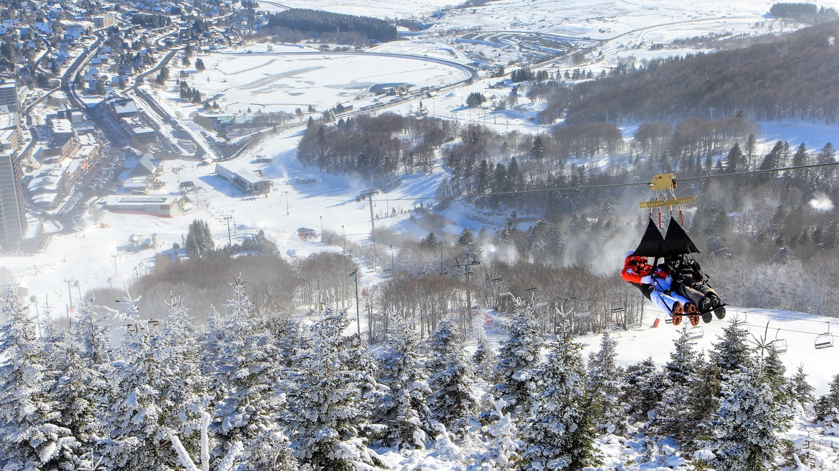 la Tyrolienne Fanstasticable en hiver a Super Besse en couple