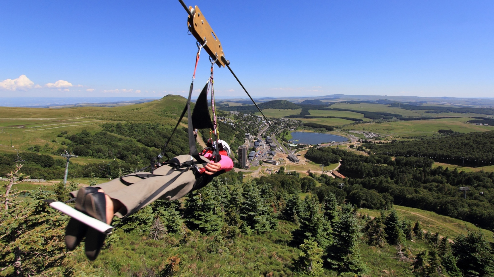 Tyrolienne Super Besse, c'est parti pour admirer le panorama sur Super Besse