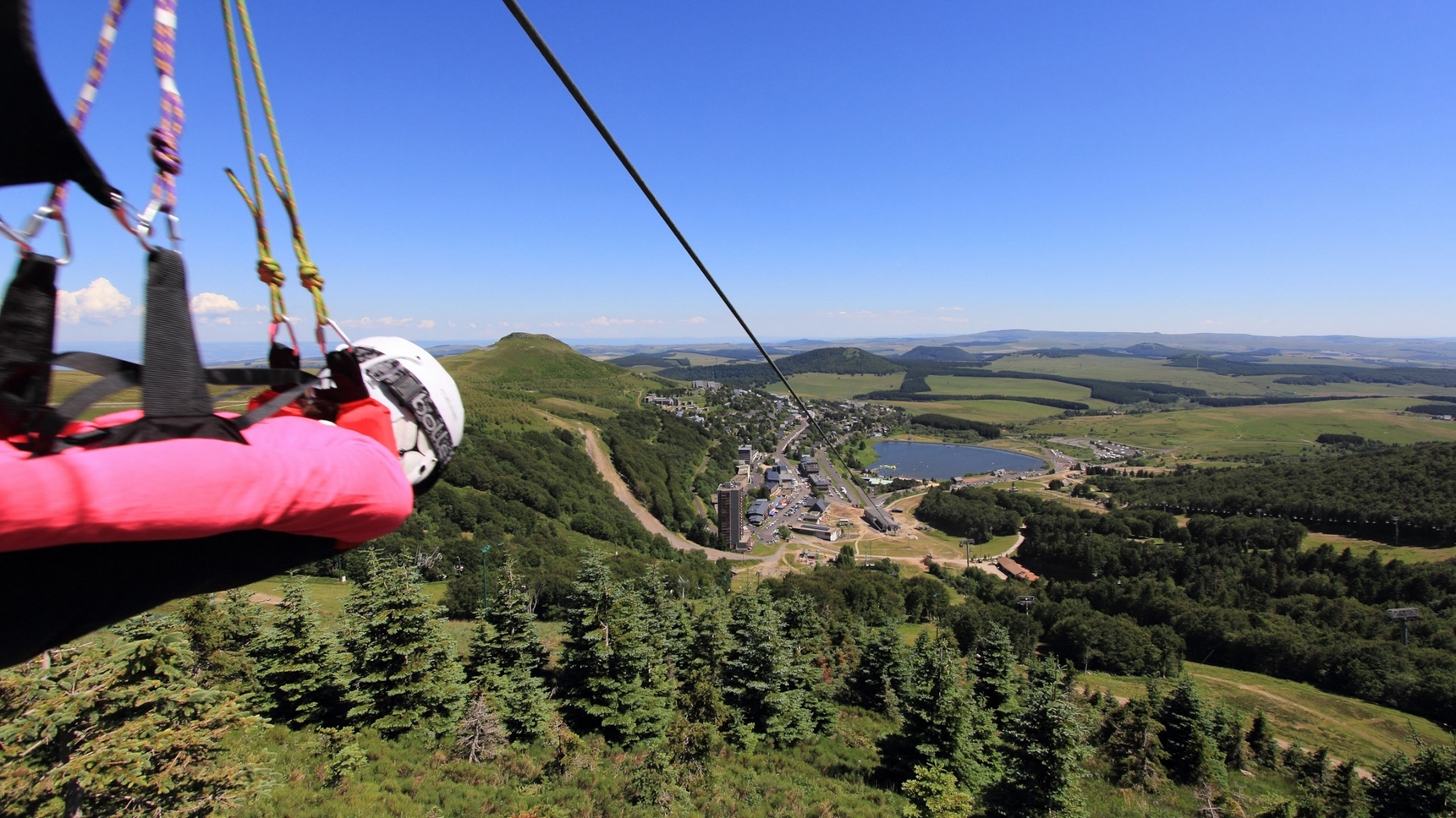 Tyrolienne Super Besse: Superbe vue du départ de la Tyrolienne à Super Besse