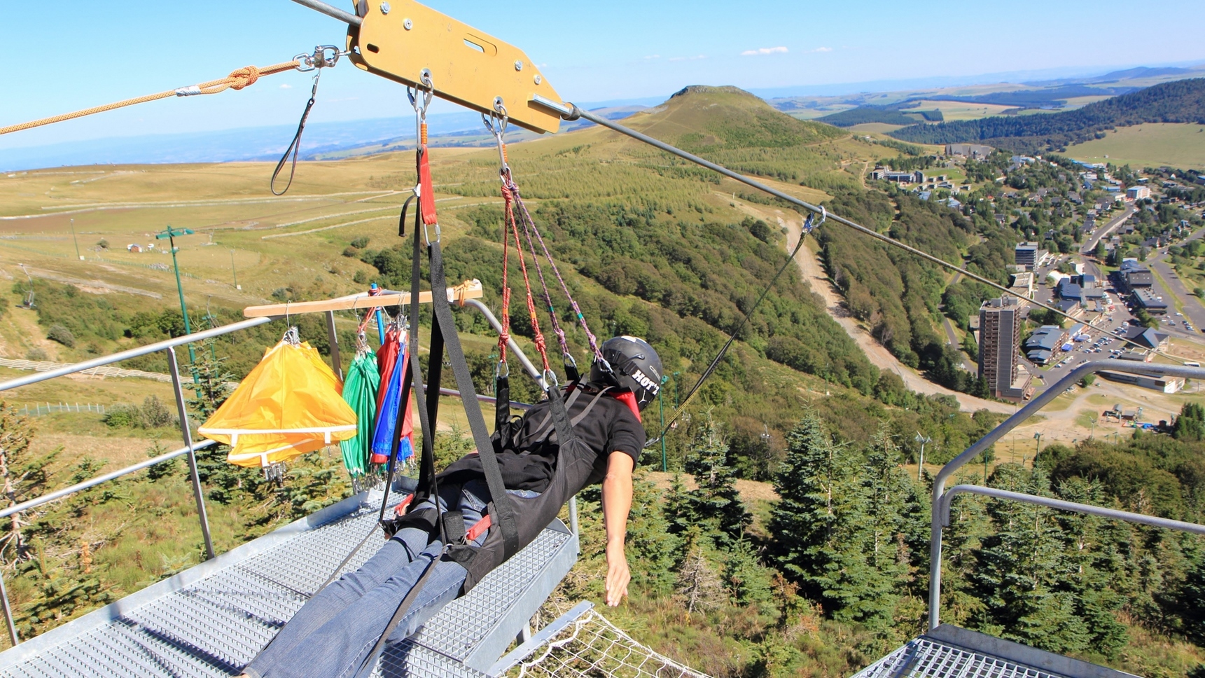 La Tyrolienne de Super Besse offre au départ une magnifique panorama sur Super Besse