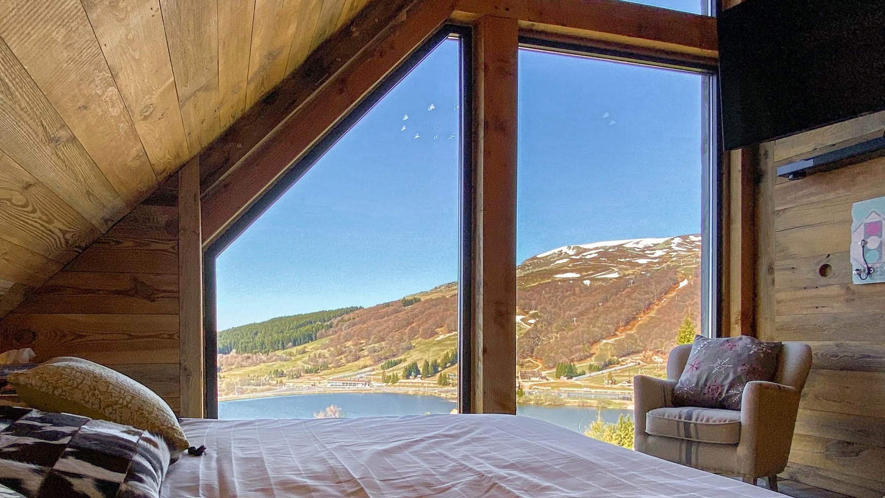 Chalet Super Besse dix personnes, la vue de la chambre Bois joli sur les Sommets enneigés