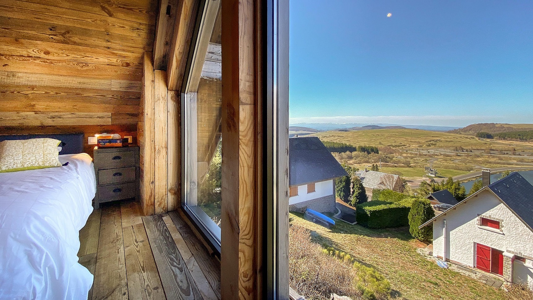 Chalet Super Besse dix personnes, le lustre de la chambre Bois joli sur les Monts du Cantal
