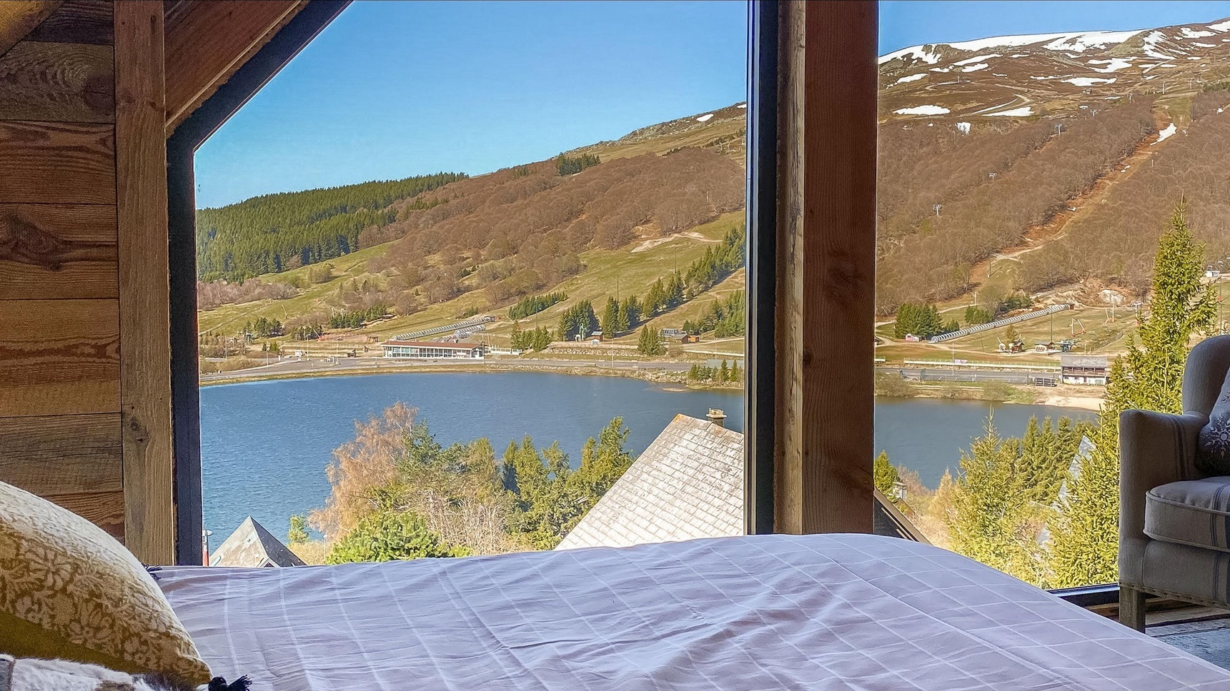 Chalet Super Besse dix personnes, la vue de la chambre Bois joli sur les Sommets enneigés