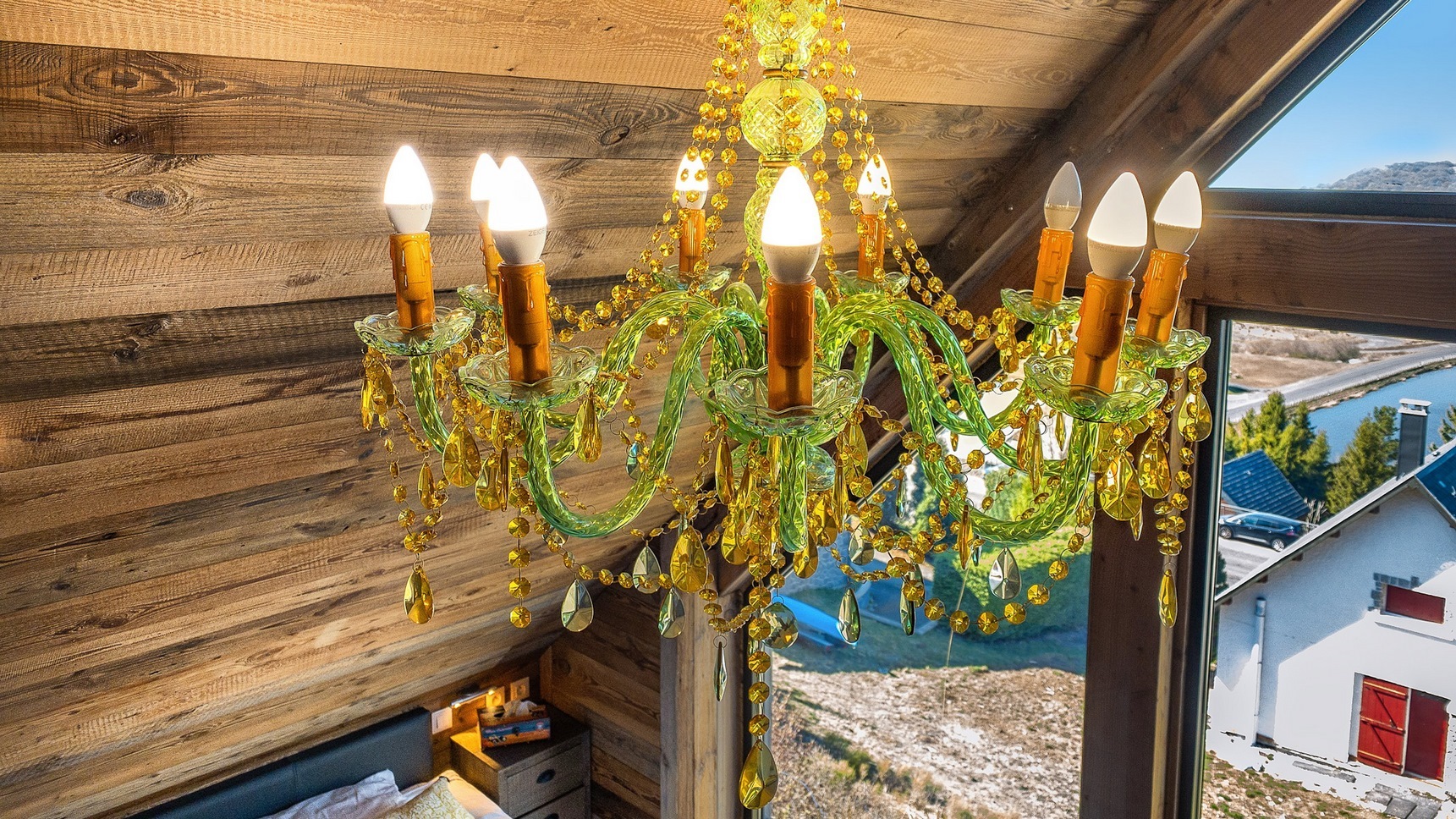 Chalet Super Besse dix personnes, le lustre de la chambre Bois joli